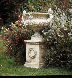 A pair of grand urns of French origin AR523