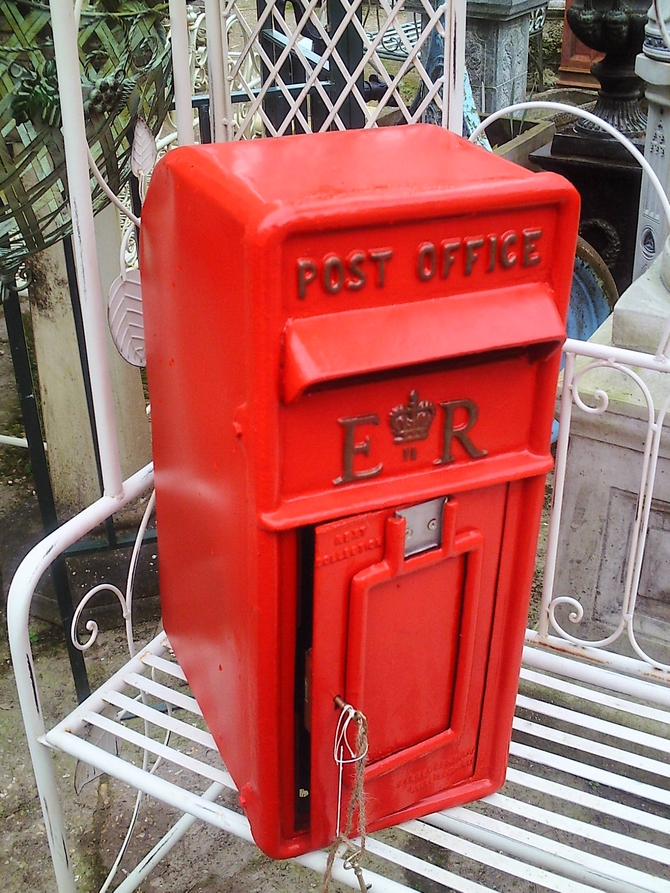 E R Post Box Red AR898