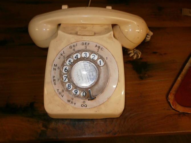 CIRCA 1970's TELEPHONE CREAM S33.