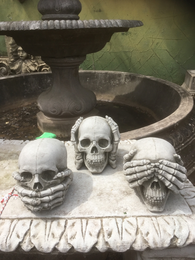 Set of 3 Skulls Statues