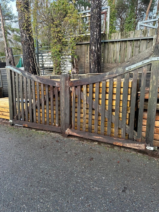 HARDWOOD ESTATE GATES