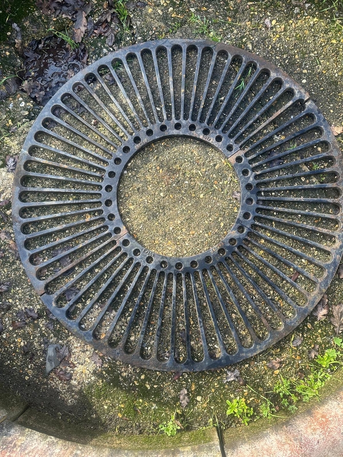 HEAVY DUTY CAST IRON TREE GRILLES