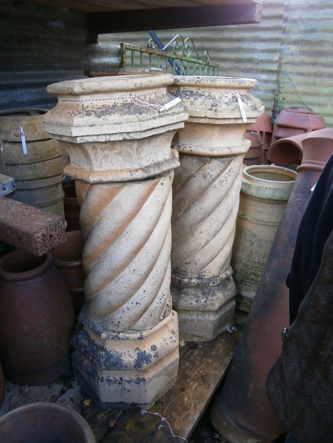 LARGE BUFF CHIMNEY POT AR31